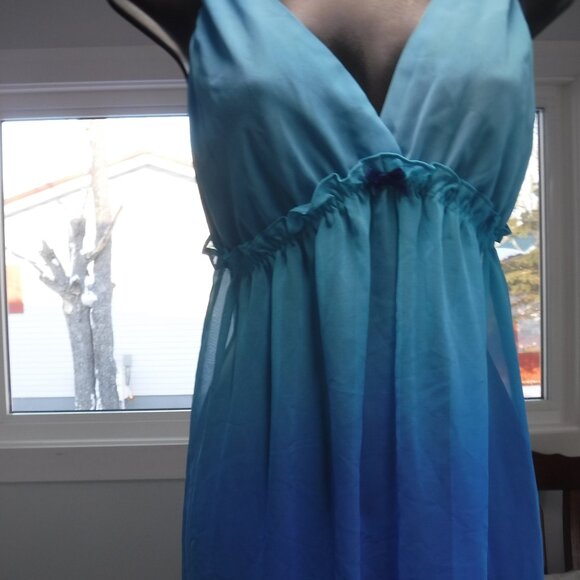 Gorgeous Ombre Blue negligée in size US XXL by Gillian & O'Malley. - Picture 5 of 7